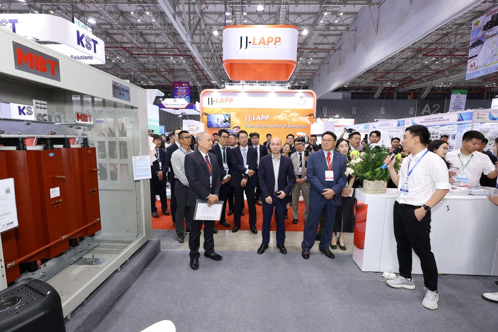 Customers-and-partners-visit-MBT's-exhibition